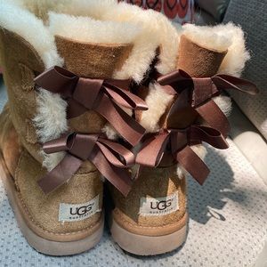 Chestnut brown Ugg’s with ties size 5